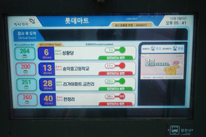 이미 버스정보시스템을 도입한 당진시의 버스승강장 내 버스정보시스템 단말기 모습.