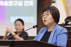 이정희 의원이 지난 16일 열린 군정질문에서 지난해 12월 준공된 ‘고암학술연구실’에 대한 문제점들을 지적했다.