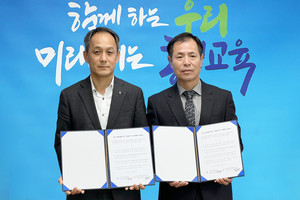 왼쪽부터 김종수&nbsp;NH농협은행 홍성군지부장과 임광섭 홍성교육장이 업무협약을 체결했다.
