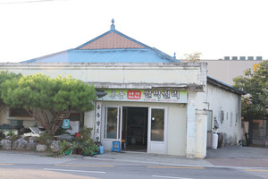 홍동면행정복지센터 앞 사거리 중심가에 자리잡고 있는 홍동양조장.