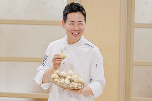 코리아식당&nbsp;김관성 대표. 강남 호텔에서 셰프로 일을 하다가 고향으로 돌아와 어머님과 코리아식당을 운영하고 있다.