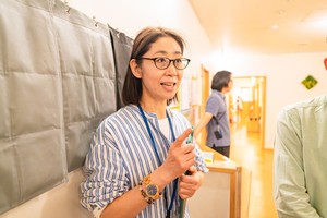 도시마구청 내 ‘글로벌키즈 히가시이케부쿠로’ 미나미 원장이 공동취재단에게 유아원에 대해 설명하고 있다.