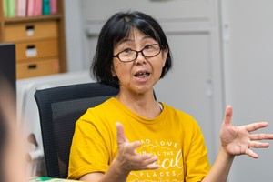 구리바야시 치에코 이사장이 공동취재단에게 비영리법인 ‘도시마 어린이 와쿠와쿠네트워크’에 대해 소개했다.