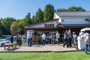 식당, 판매점, 디저트 가게 등 대부분의 매장에서 차례를 기다리며 줄을 서&nbsp;있는 모습을 볼 수 있다.&nbsp;&nbsp;