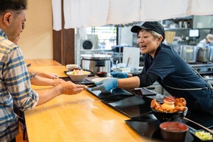 전원플라자에서 일하는 사람들의 대부분이 지역주민들이다.
