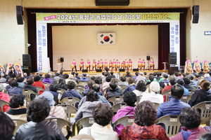 행사의 시작을 알리는 식전공연이 펼쳐지고 있다.