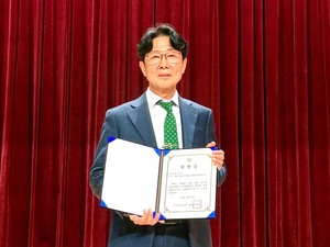 제21대 홍성문화원장선거에서 치열한 경쟁을 펼쳐 승리한 후, 당선증을 전달받은 배상목 당선인. 사진=오마이뉴스 제공