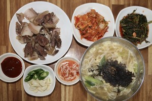 현미집 머리 고기와 칼국수.