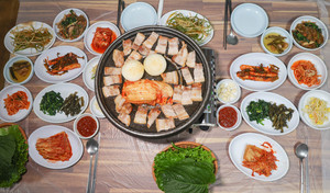 풍성한 밑반찬은 대부분 직접 농사지은 신선한 재료로 만들었다.