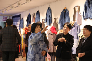 김영숙 회장이 조광희 부군수와 김은미 군의원에게 작품을 설명하고 있다.