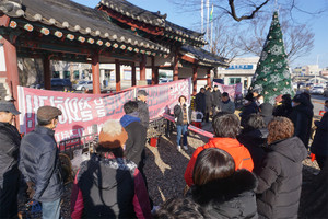 지난 12일 이용록 홍성군수와의 면담을 통해 사업 중단 의사를 확인한 김순옥 회장이 주민들에게 사실을 알리고 있다.