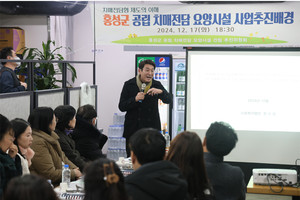 곽정욱 장수원 원장이 지난 17일 사업추진을 찬성하는 주민들에게 사업의 필요성을 설명하며 재추진을 호소하고 있다.