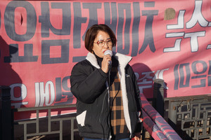 이용록 군수와의 면담을 마치고 나온 홍성군장기요양기관협회 김순옥 회장이 함께 집회에 참여한 주민들에게 군의 ‘사업 중단’ 입장을 알리고 있다. 면담이 끝나기만을 기다렸던 주민들은 김 회장의 말을 듣고 두 손을 들어올리며 환호성을 질렀다.