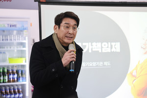 사회복지법인 장수원 곽정욱 원장은 군의 사업 중단 입장 발표 사실에 크게 실망하며, 지난 17일  사업을 찬성하는 지역주민을 중심으로 추진위원회를 구성하고, 시설 건립을 찬성하는 서명운동도 4000여 명을 넘어섰다.