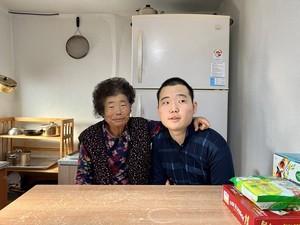 대성이의 집에서, 할머니와 대성이.