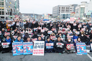 지난 13일 강승규 국회의원 홍성사무소 앞 복개주차장에 모인 규탄대회 참석자들의 모습.