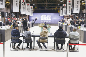 제3회 예산군 글로벌푸드 챔피언십 요리대회 백종원 심사위원장이 관중석을 바라보고 있다.