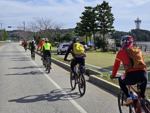 홍성 천수만 자전거길을 라이딩하고 있는 모습.