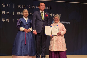 지난 19일 서울 프레스센터에서 ‘대한민국 수산식품 명인 지정서’를 수여받은 신세경 대표(왼쪽)와 어머니 이옥수 여사(오른쪽). 사진 가운데는 강도형 해양수산부 장관.