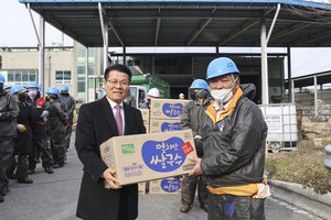 김덕배 홍성군의회 의장이 현장 근무자에게 물품을 전달하고 있다.