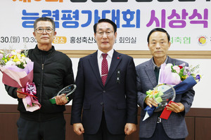‘제5회 홍성군 홍성한우 능력평가대회’에서 대상을 수상한 신용규 생산자(사진 왼쪽)와 최우수상을 수상한 이지훈 생산자(사진 오른쪽)가 수상 후 이용록 군수와 기념사진을 촬영했다.