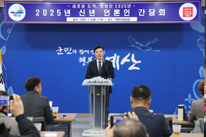 최재구 군수가 언론인 간담회에서 기자의 질문에 답변하고 있다.