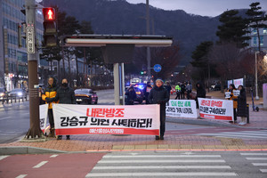 예산·홍성 시민들이 현수막과 피켓을 들고 강승규 국회의원 최근 행보를 규탄하고 있다.