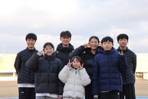 일주일에 6일씩 홍주종합경기장에서 구슬땀을 흘리고 있는 육상 꿈나무들이 환하게 웃고 있다.