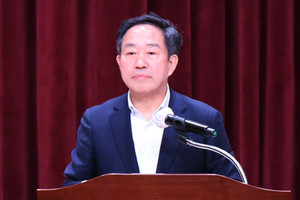 강승규 국회의원이 의정보고회에 앞서 아수라장이 된 행사장 뒤편을 씁쓸한 표정으로 바라보고 있다.