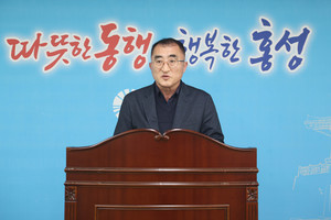 서계원 행정복지국장이 홍성사랑기부제 관련 브리핑을 하고 있는 모습.