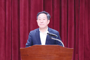 강 의원이 지난 13일 아수라장이 된 의정보고회 현장을 씁쓸한 표정으로 지켜보고 있다.