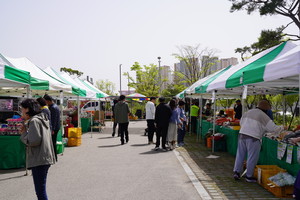 지난해 열린&nbsp;농·특산물 직거래 장터 풍경.