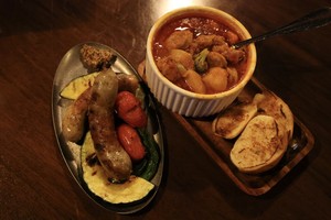 토마토 스튜(사진 오른쪽)와 정성소시지&amp;그릴드채소.