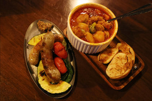 토마토 스튜(사진 오른쪽)와 정성소시지&amp;그릴드채소.