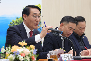 주민과의 대화에서 답변을 하고 있는 이용록 홍성군수.