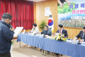 장곡면을 찾은 이용록 홍성군수에서 한 주민이 질문을 하고 있다.