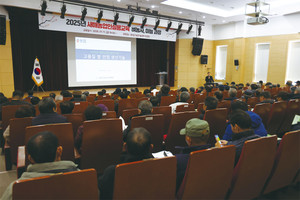 지난 17일 지역 농민들이 농업인 실용교육 벼농사, 마늘 과정에 참여해 경청하고 있다.&nbsp;