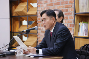 대전·충남 행정통합 민관협의체 정재근 공동대표가 기자회견장에서 행정통합 관련 2차 회의에 대한 내용을 기자들에게 발표하고 있다.