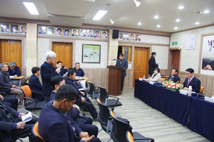 홍동면 순방에서 한 주민이 일어나 건의사항을 말하고 있다.