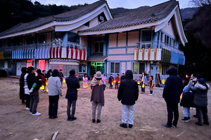 지난해 동짓날, 사과꽃발도르프학교 앞에서 학생·학부모·담임교사가 다 같이 모여 등불을 밝히고 있다.사진=박봉서 학부모 제공