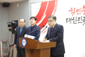 강성기 충남도 기획조정실장이 기자회견에서 발언하고 있다.