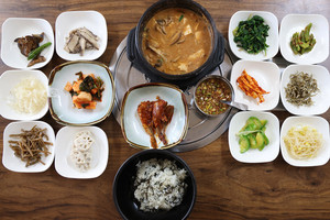 곤드레밥을 주문하면 13가지 반찬과 청국장이 나온다.