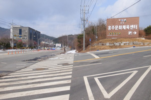 홍주숲공원은 홍주문화체육센터 뒤 홍성군탁구장을 지나 위치해있지만 공원 위치를 알려주는 이정표는 찾기 힘들다.