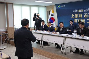 최재구 군수가 신양면 군민의 질문에 경청하고 있다.