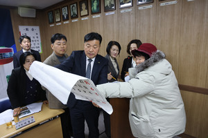 최재구 군수가 대흥면 주민이 달력 뒤에 그려온 민원사항을 확인하고 있다.