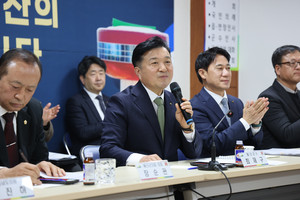 응봉면 주민들 민원에 답변하는 최 군수.