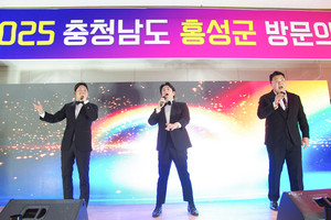 축제 개막을 축하하는 공연이 진행되는 모습.