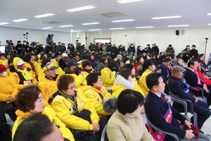 개막식을 찾은 지역주민과 관광객들이 자리를 가득 채웠다.