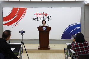 홍성군장기요양기관협회 김순옥 회장이 지난 13일 김은미 홍성군의회 부의장 퇴진 촉구 기자회견을 열었다.