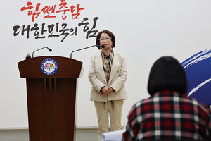 기자회견을 통해 입장을 밝힌 김순옥 회장이 언론인들의 질문에 대해 답변하고 있는 모습.